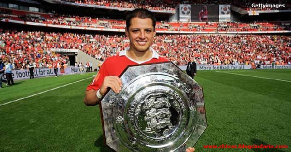 Chicharito abraza Copa Community Shield